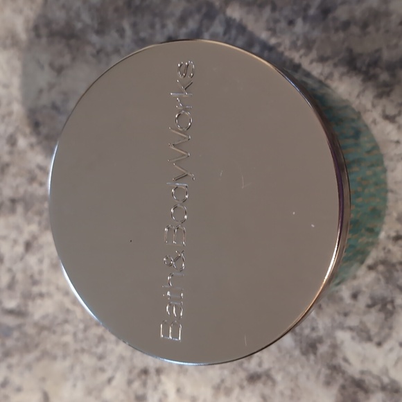 Peppermint hot chocolate candle by bath and body works - Picture 2 of 4